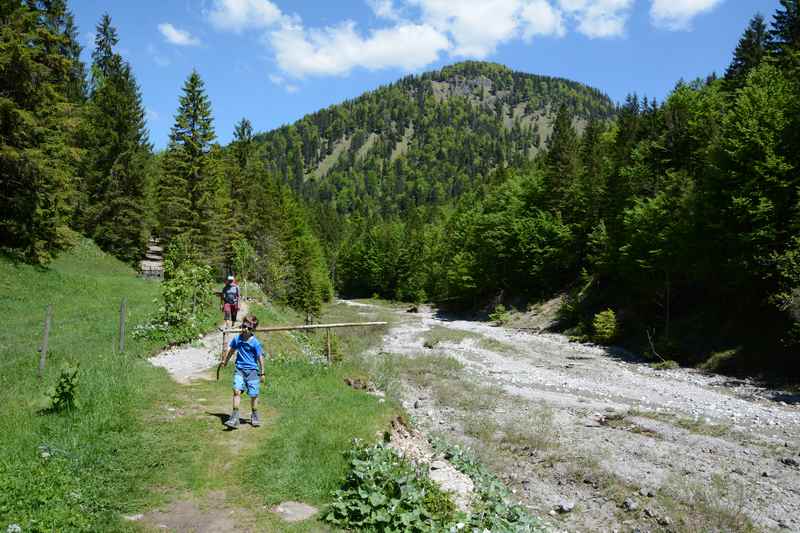 Das Abenteuer wird für die Kinder immer größer, die Wolfsschlucht ist nicht mehr weit. Hier ist das Wasser noch vom Weg entfernt...