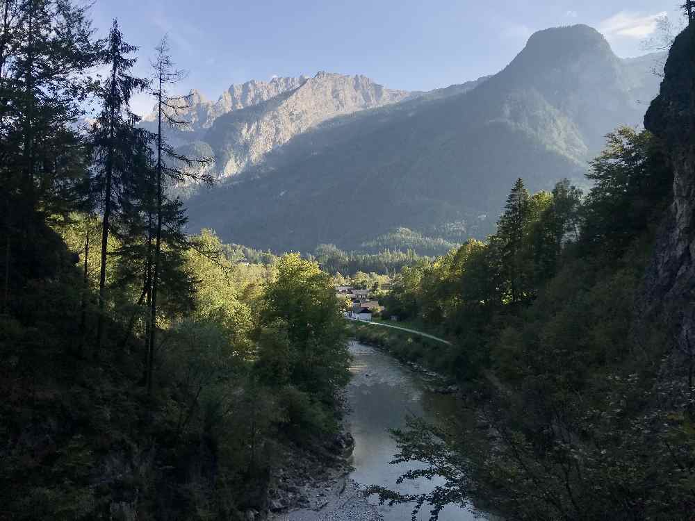 Am Ende unserer Wanderung mit den Kindern schauen wir ins Tennengebirge in Salzburg