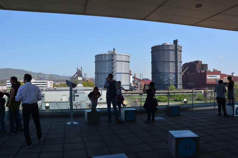 Auf der Terasse der Stahlwelt: Sie gibt Einblick auf das Werksgelände und die Werkstour