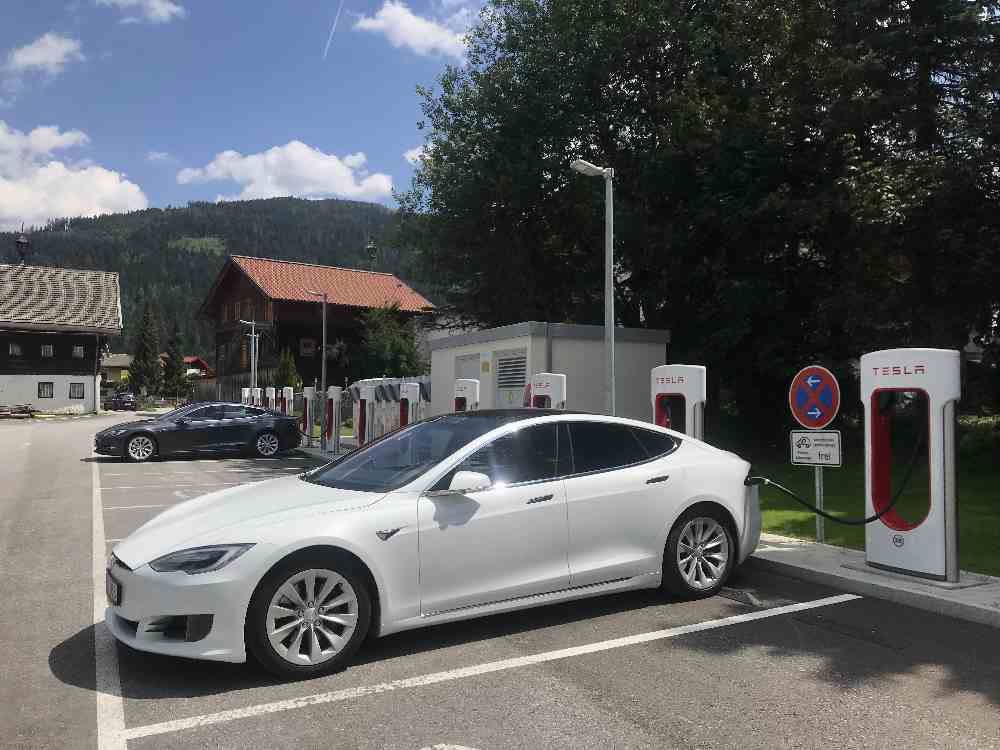 Den Tesla parken und mit den Kindern den Freizeitpark in Flachau besuchen