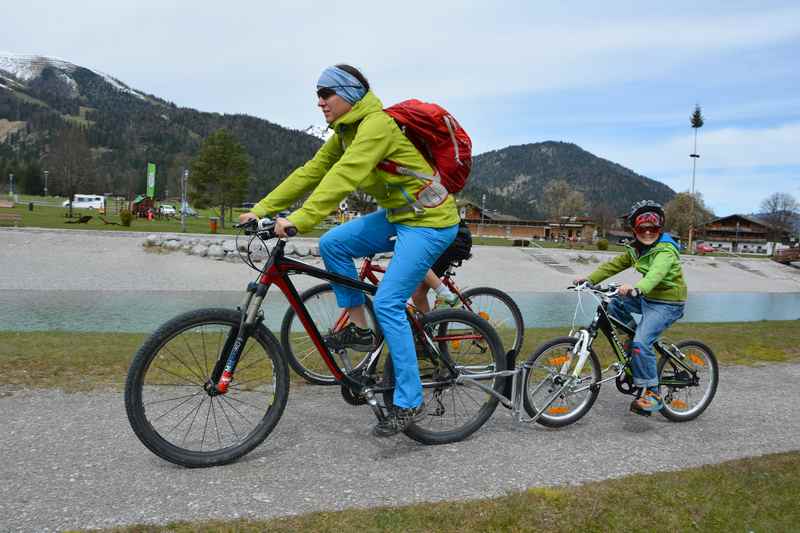 Follow me Tandemkupplung im Einsatz: Das Kinderrad wird Dank "Follow me" mit dem Erwachsenenrad verbunden