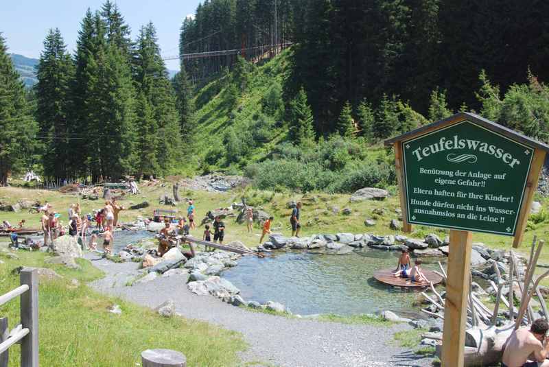 Das Teufelswasser in Talschluss von Hinterglemm: Wasserspielplatz für Kinder