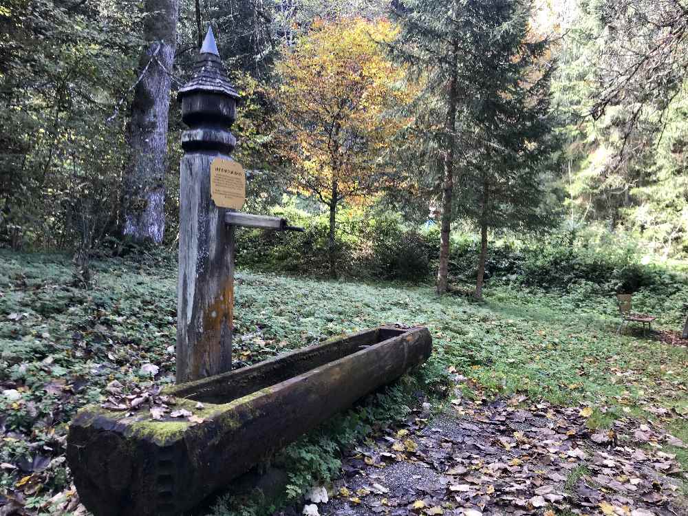 Hier beim Theresienbrunnen war einmal ein Bad gegen Krankheiten