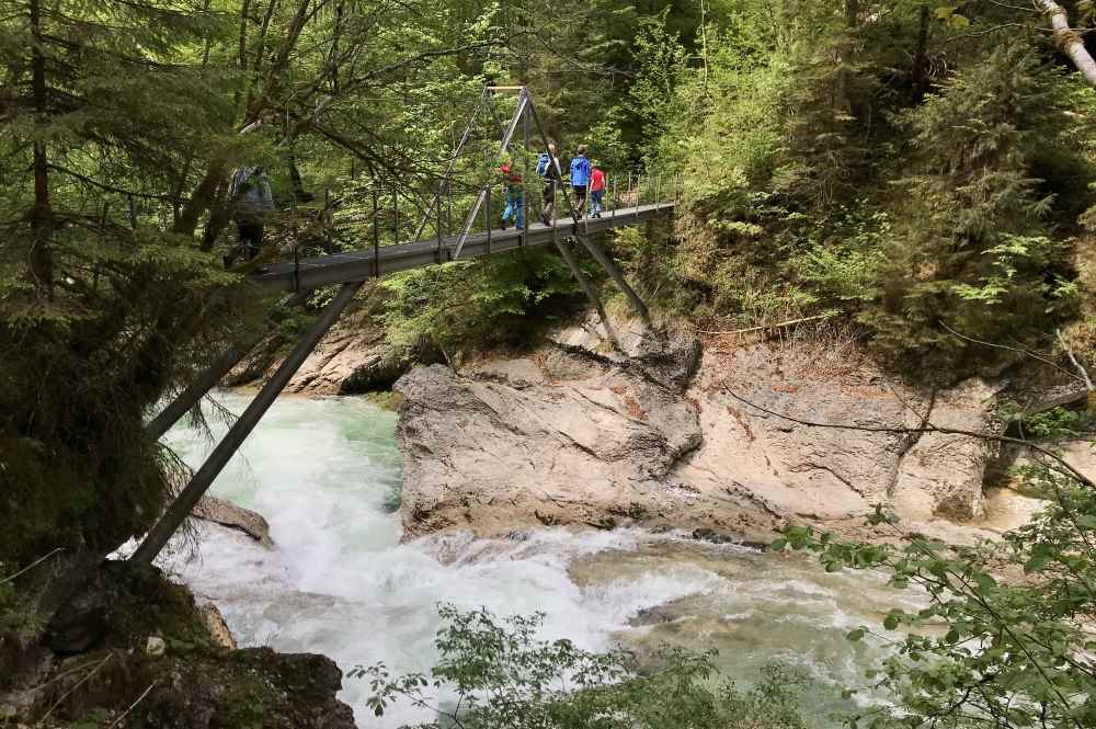Über die Brücken in der Tiefenbachklamm wandern mit Kindern 