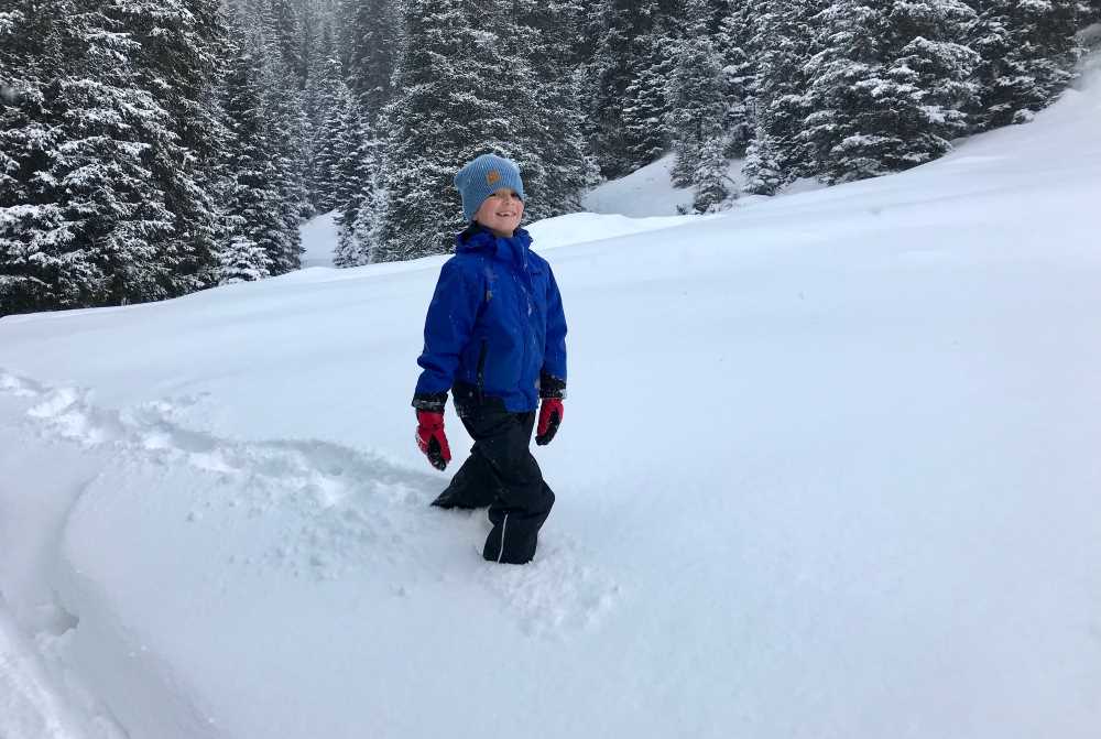  Das findet der Kleine cool: Durch den Tiefschnee waten und im Schnee einsinken 