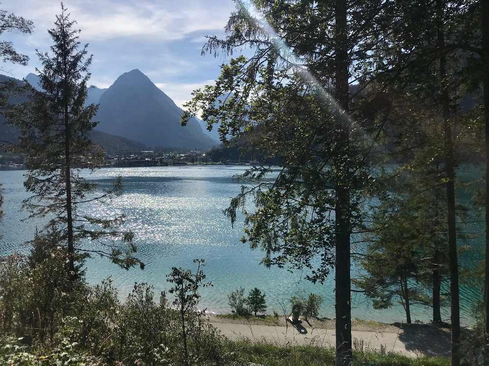 Auf dem Bild siehst du den Weg - hier wanderst du mit dem Kinderwagen am See entlang