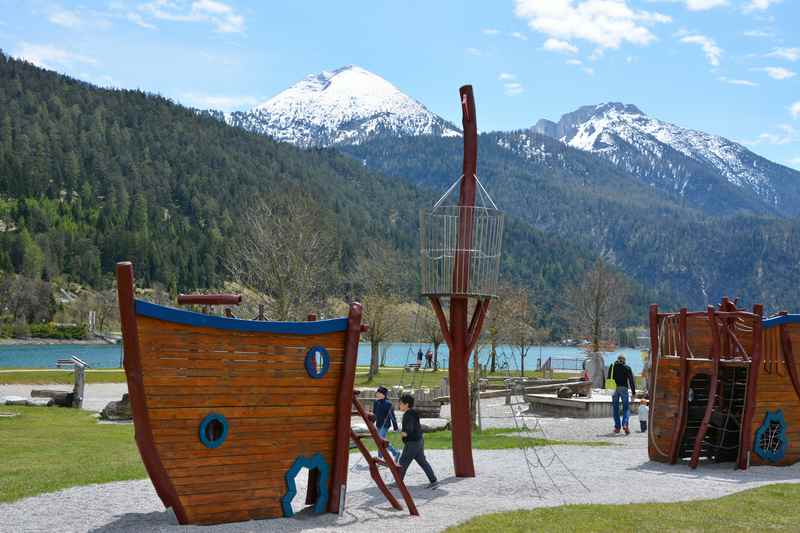 Das ist der Schiffsspielplatz in Achenkirch am Achensee - ein echt toller Spielplatz in Tirol!