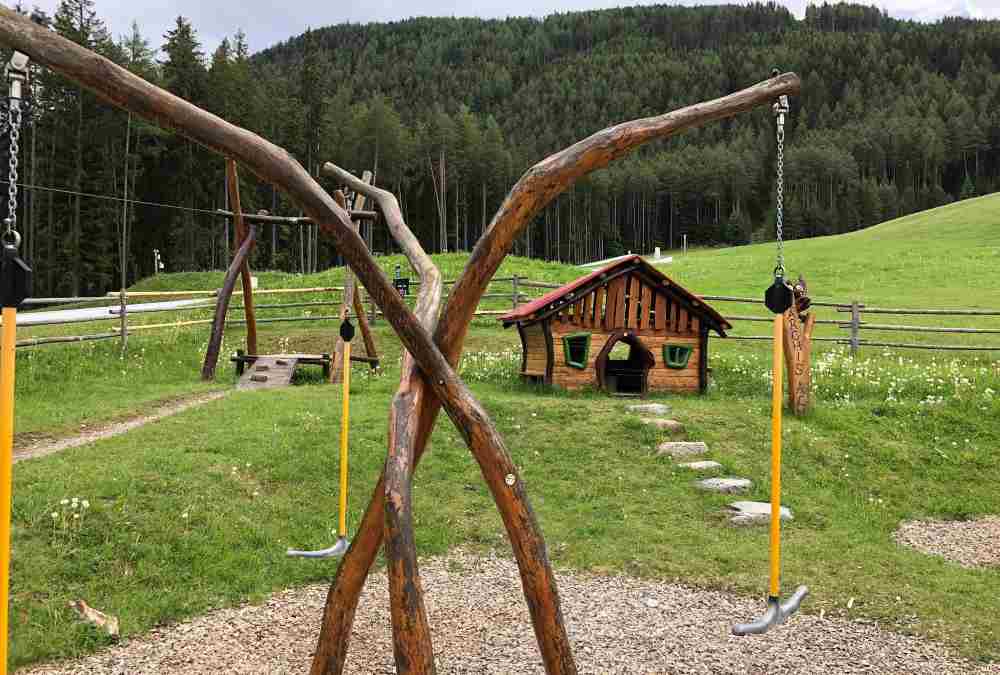 Außergewöhntliches Spielgerät am Kinderspielplatz in Obsteig, Foto: Simone Gstraunthaler