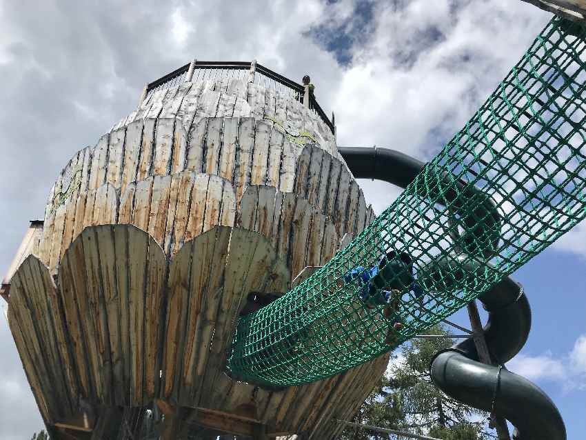 Schnell hinauf auf den Zirbenzapfen Turm