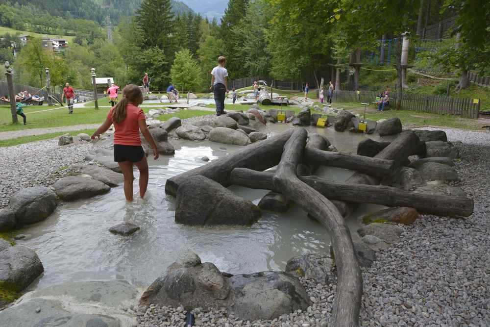 Das ist für die kleineren Geschwister spannend: Der Wasserspielplatz mit den Wasserspielen 