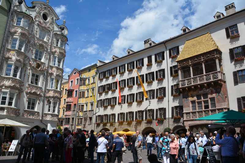 Gehört zu einem Tirolurlaub mit Kindern dazu: Stippvisite in Innsbruck beim bekannten goldenen Dachl.