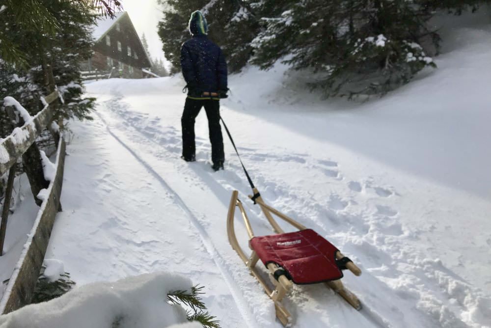 Rodeln Tirol und durch die verschneite Berglandschaft winterwandern 