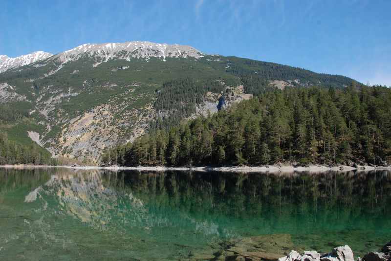 Türkisgrünes Wasser am Blindsee in Biberwier - tolls Rundwanderung um den Bergsee bei der Zugspitze