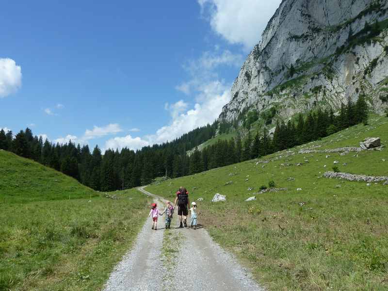 Toggenburg wandern mit Kindern - viele Almwege umgeben von den Bergspitzen