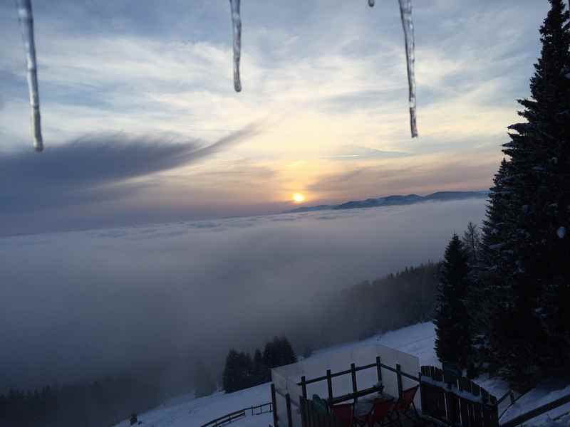 Tonnerhütte Angekommen - bei einem Sonnenuntergang, der den Nebel mystisch macht