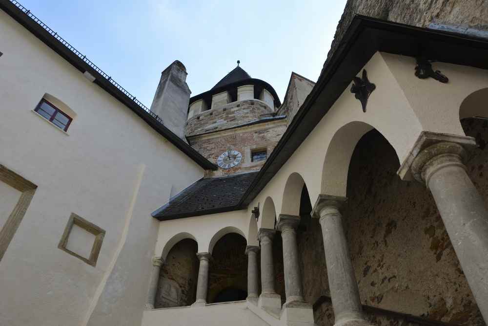 Rechts durch die Torbögen gehen wir hinauf zur Burgbesichtigung im Burgenland