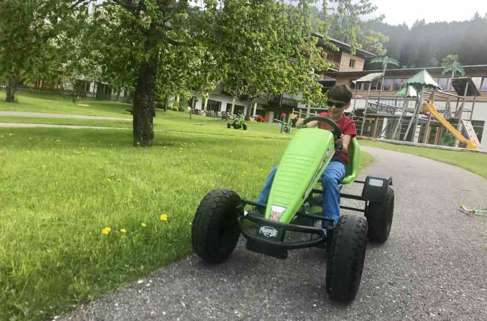 Das gefällt unseren Buben - und auch vielen anderen Kindern im Familienurlaub: Die Traktor-Rennbahn 