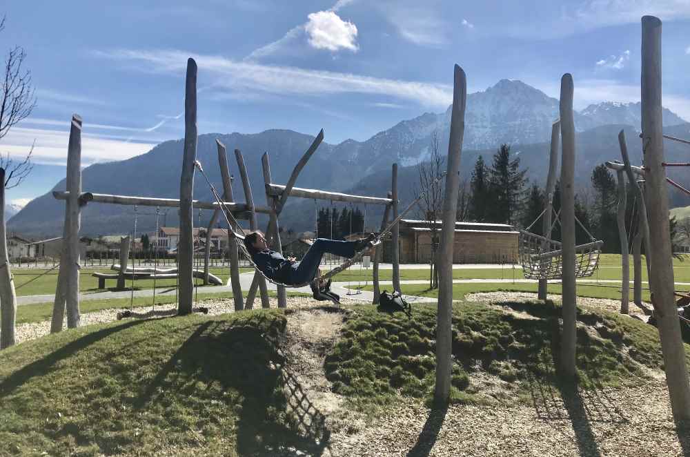 Für größere Kinder - und die Eltern - Hängematten zum Ausruhen, den Kindern zuschauen und Bergblick geniessen im Hans-Peter Porsche Traumwerk