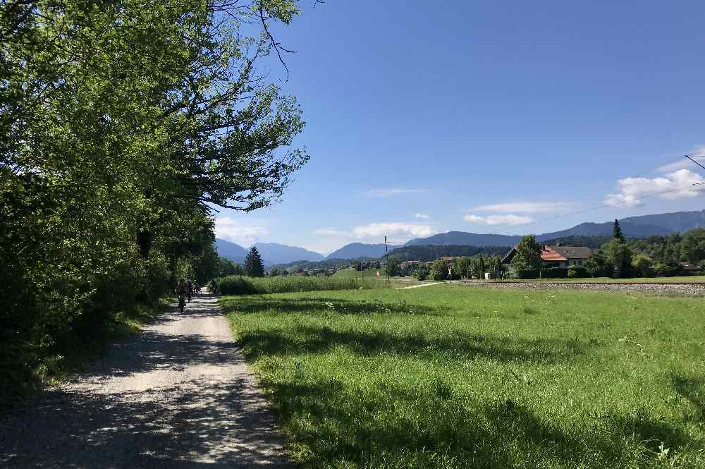 Von Traunstein auf dem Traunradweg mountainbiken mit Kindern in Richtung Siegsdorf