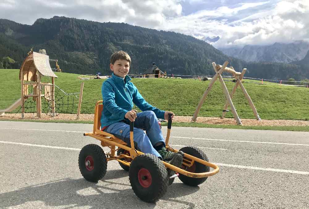 Viel Spaß für Kinder: Mit den Tretautos rund um den Dachsteinkönig flitzen.