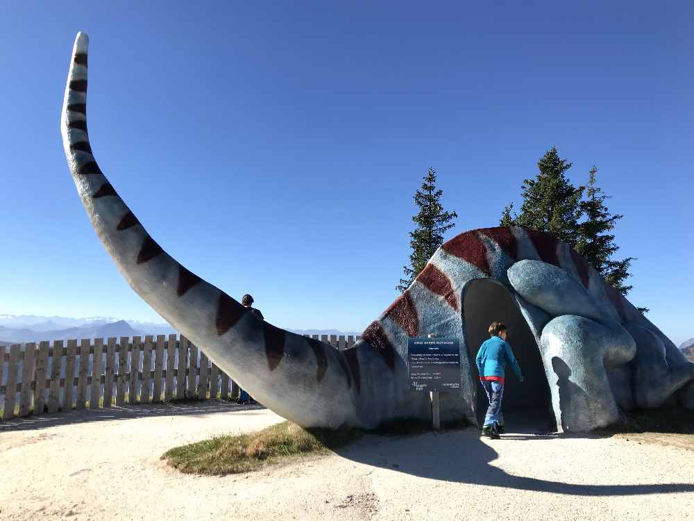 Die riesige Dinosaurier - Rutsche im Triassic Park auf der Steinplatte.