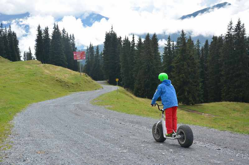 Teenager Action am Berg: Trottinett fahren in Lenzerheide