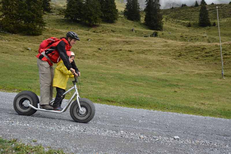 Trottinett fahren mit Kindern - ein Spaß für Mutter und Kind