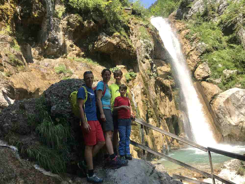 Hier stehen wir am 26 Meter hohen Tschaukofall - dem größten Wasserfall bei unserer Klammwanderung 