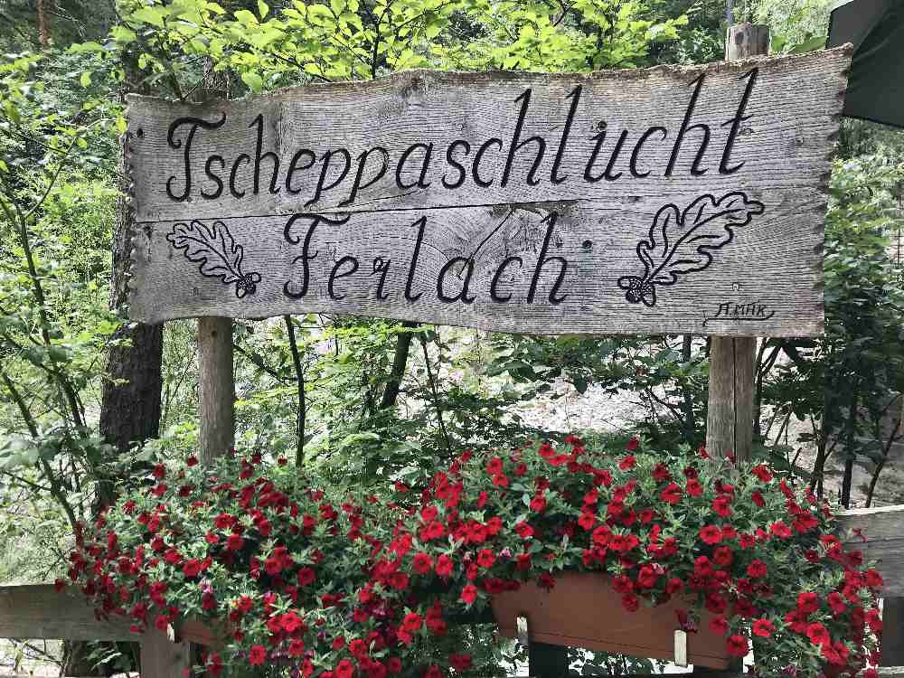 Beim Kassenhäuschen ist der offizielle Eingang samt Schild der Tscheppaschlucht