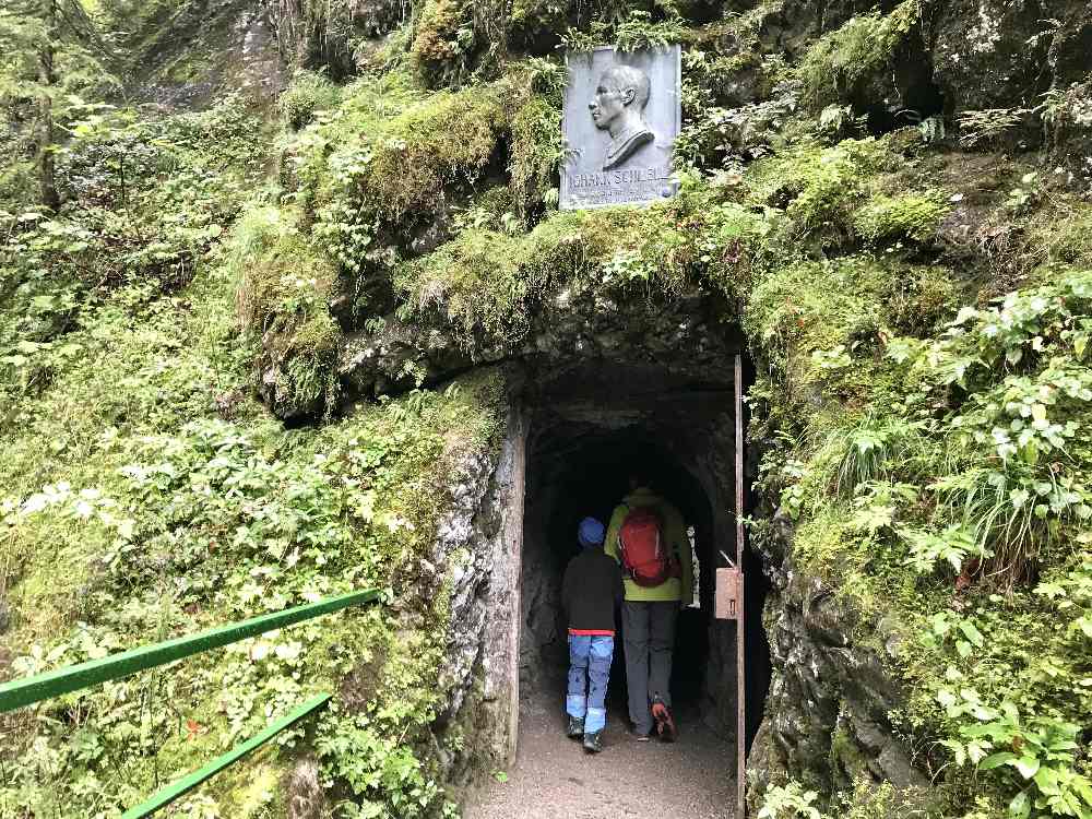 Der Eingang in den kleinen Tunnel mit der Widmung für Johan Schiebl - dem "Erfinder" der Breitachklamm