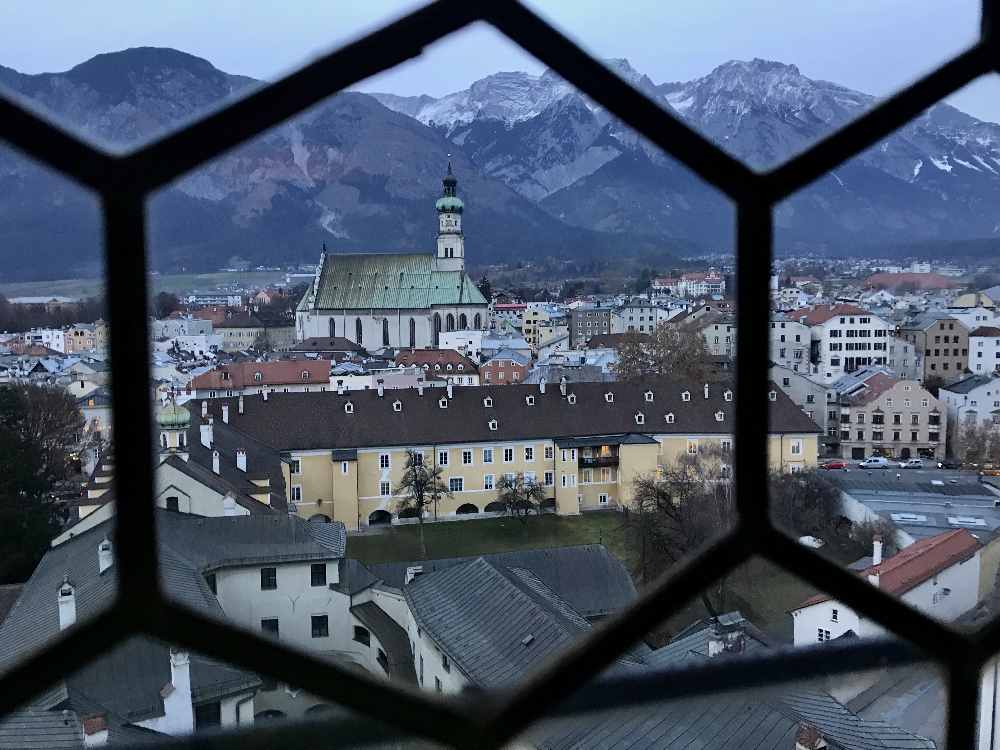 Vom Turm der Burg Hasegg hast du oben diese Aussicht über Hall bis zum Karwendelgebirge