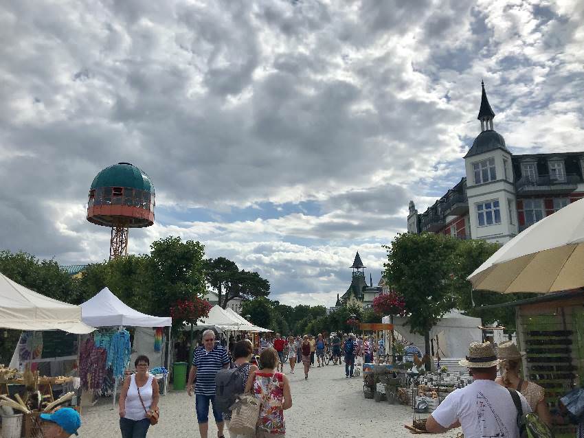 Links oben das Turmcafe an der Seebrücke Zinnowitz