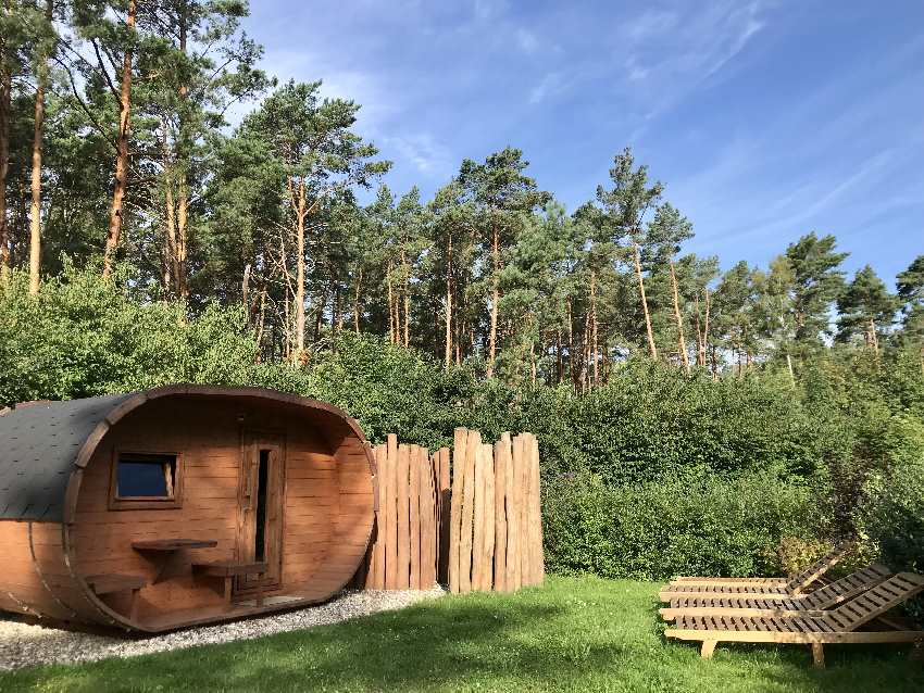 Das ist die Faß-Sauna im Trassenmoor Feriendorf