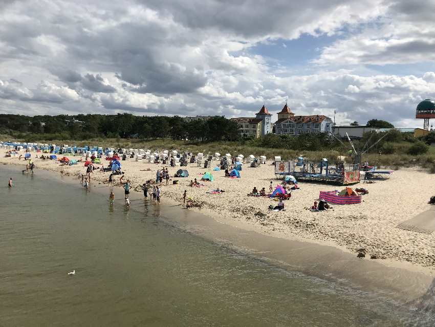 Usedom Strand: Das ist der Blick von der Seebrücke auf den Zinnowitz Strand