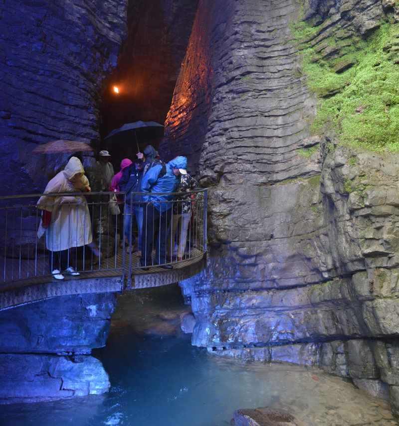  Gardasee Wasserfall - der Varone Wasserfall wird mit farbigen Lichtern beleuchtet 