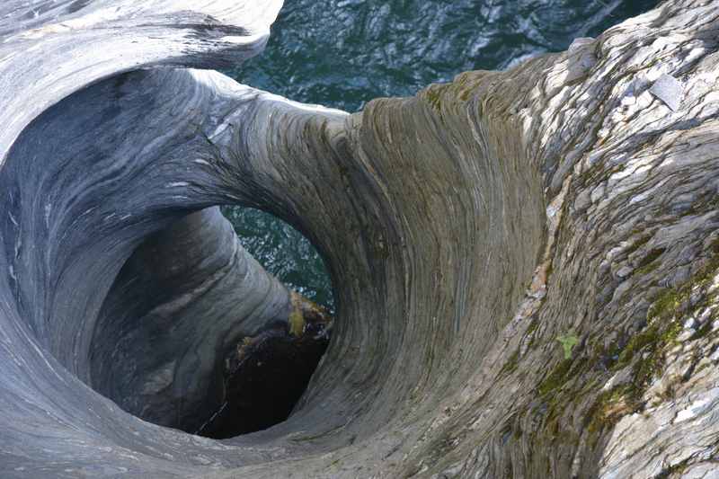 In der Via Mala Graubünden: Das Wasser hat sich einen Strudeltopf geschaffen