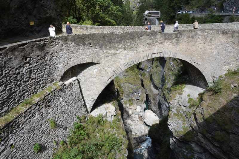 Die eindrucksvolle Brücke in der Via Mala Schlucht bei Thusis