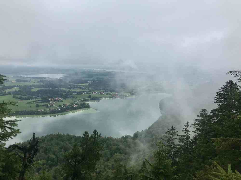 Das ist der Vier - Seen - Blick bei schlechtem Wetter, der größte See ist der Weißensee in Bayern