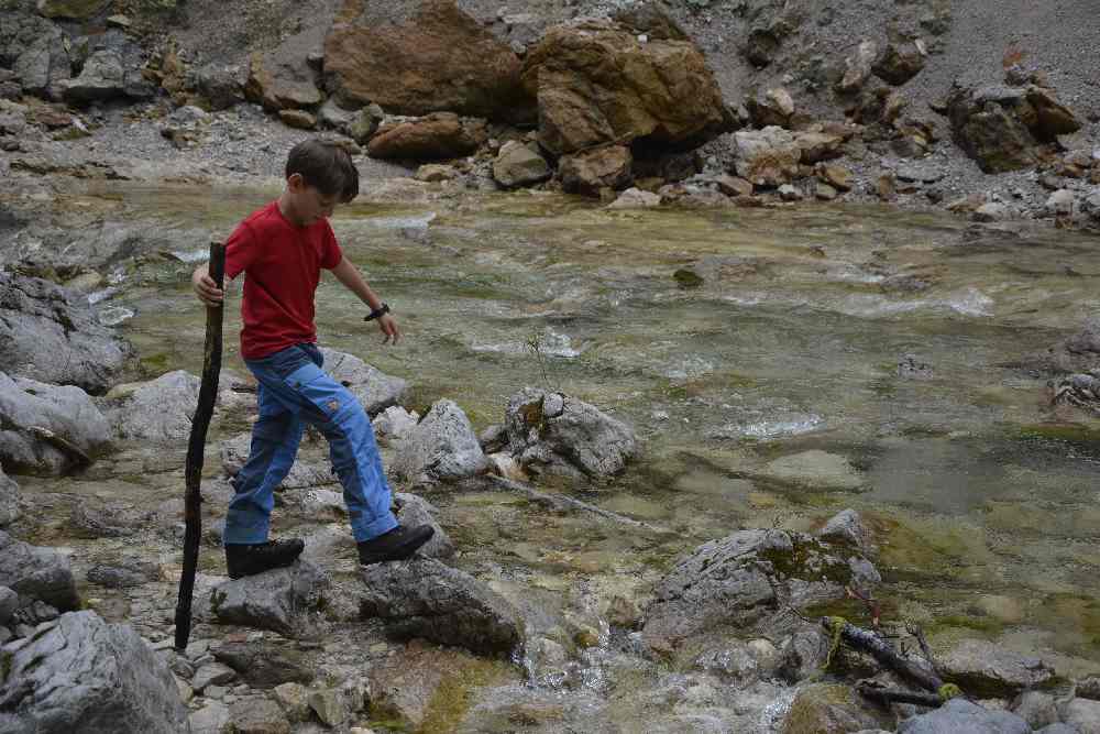  Der Kleinste beim Testen seiner neuen Kinder Wanderschuhe von Viking