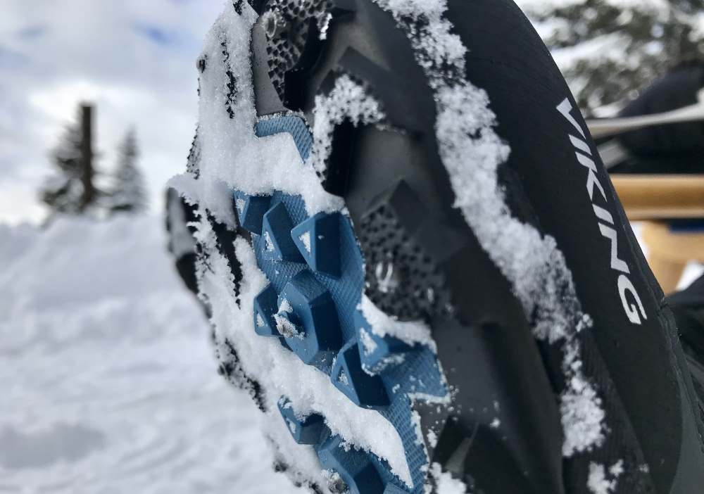 Wenn es eisig ist, lohnen sich auf dieser sehr langen Rodelbahn zum Hinaufgehen Winterschuhe mit Spikes - hier von Viking 