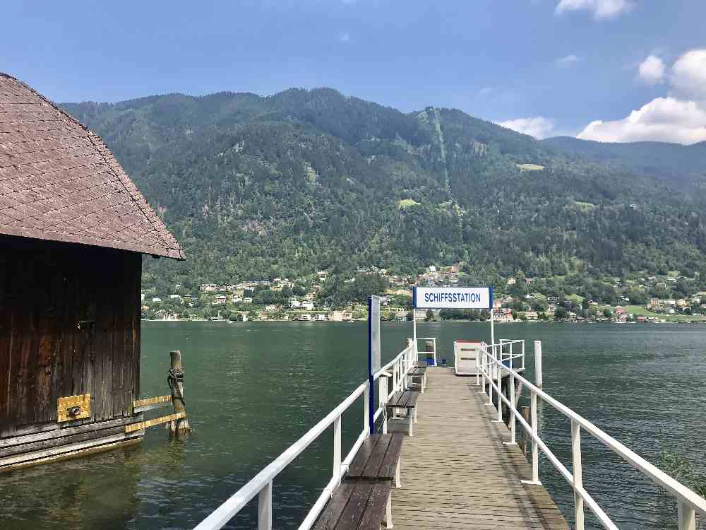 Blick vom Schiffssteg am Ossiacher See auf die Gerlitzen 