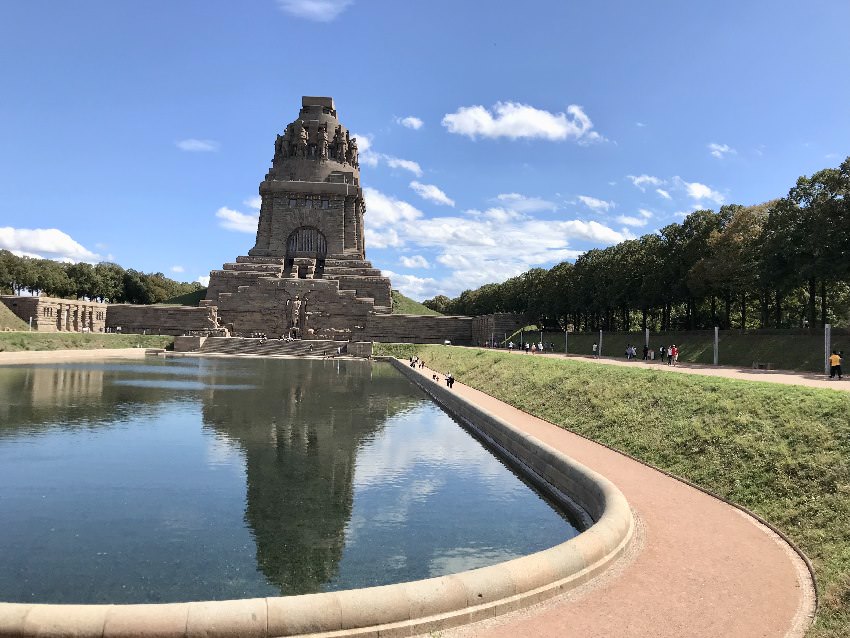 Leipzig mit Kindern: Das Völkerschlachtdenkmal Leipzig ist eine riesige Anlage mit Park und See