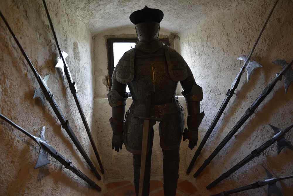 Ein Blick in die Waffenkammer auf Burg Lockenhaus mit Kindern