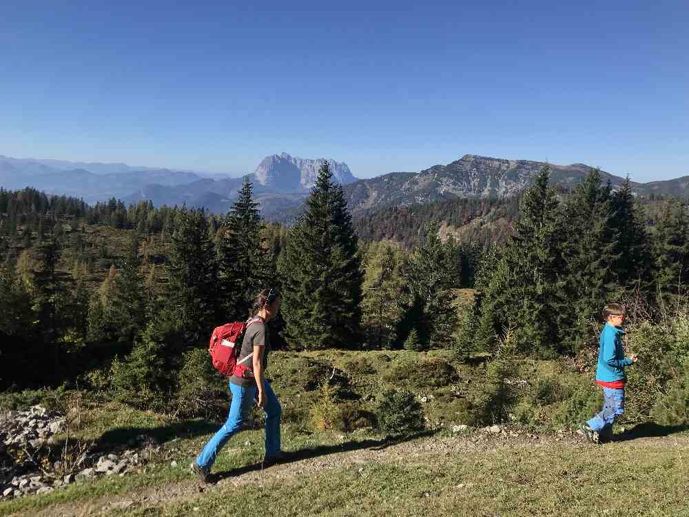 Je weiter wir hinauf wandern, desto schöner ist das Kaisergebirge zu sehen