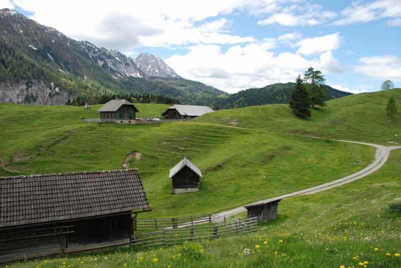 Die Hütten der Waisacher Alm oberhalb vom Weissensee