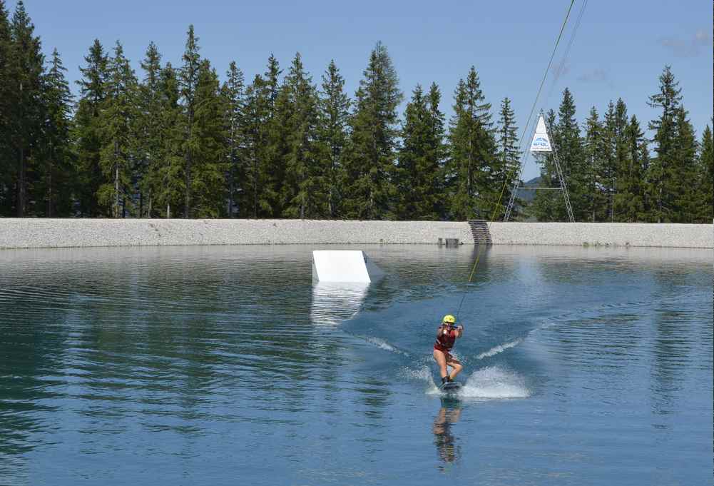 Wakeboard und Wasserski am Berg? Das geht auf knapp 1300 Metern auf der Bürgeralpe mit Kindern