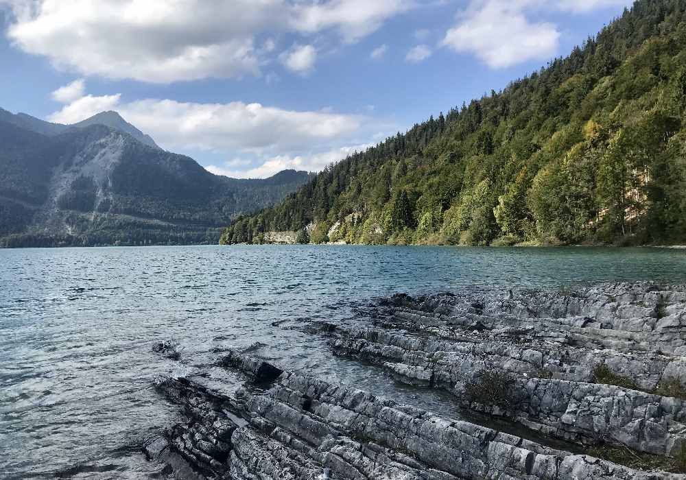 Die kleinen Felsen am Walchensee sind für unsere Kinder ein Spielplatz