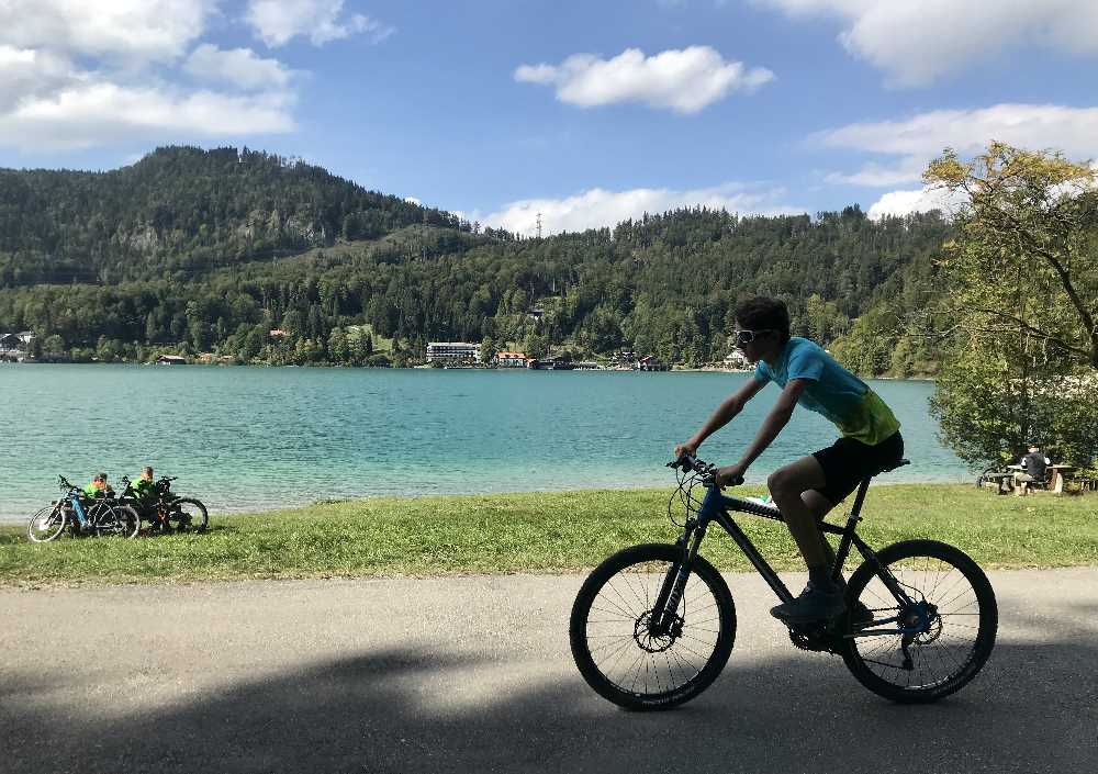 Walchensee Radweg:  Direkt am türkisgrünen Walchensee radfahren mit Kindern - fern vom Verkehr - hier geht´s!