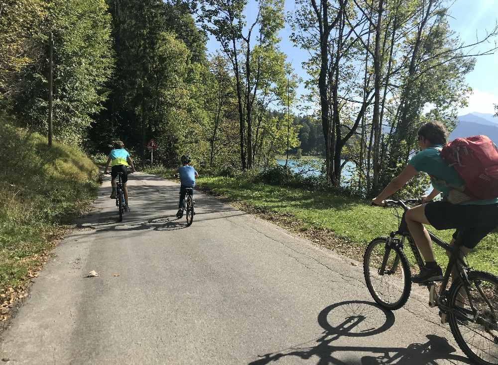  Schön breit und geteert ist der Walchensee Radweg von Urfeld nach Sachenbach