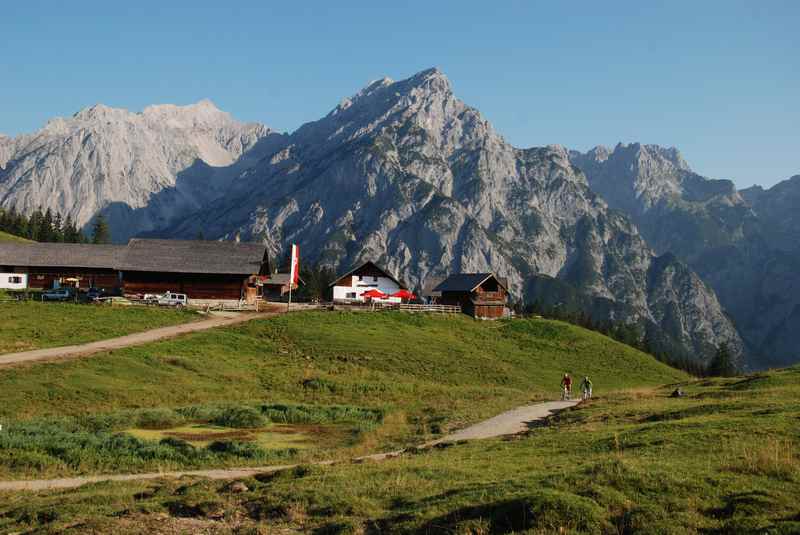 Auf der Walderalm wandern mit Kindern, hinten die Spitzen die Karwendelgebirge. Eine einzigartige Kulisse!